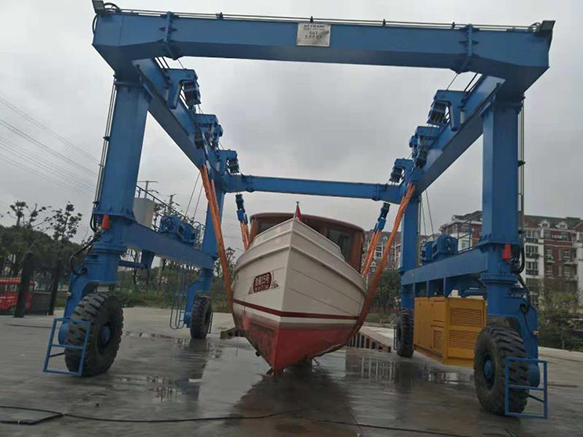 安徽蚌埠游艇轮胎吊公司设备游艇搬运机机动灵活