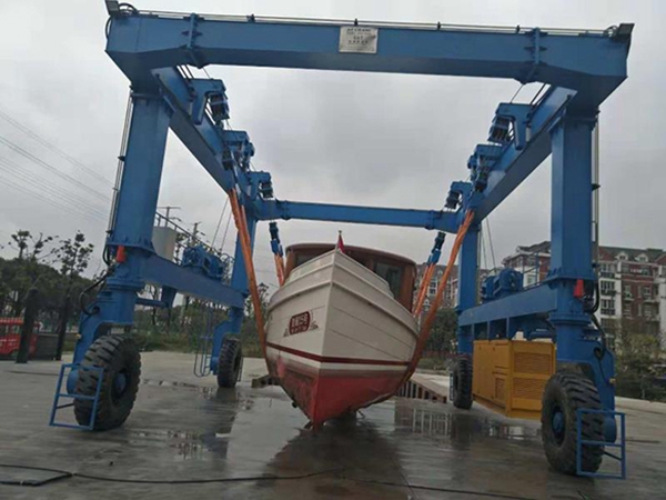 湖北黄冈游艇轮胎吊公司设备全车采用液压驱动