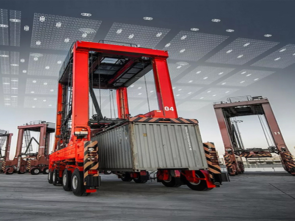 狭窄场地作业中集装箱跨运车的灵活性优势