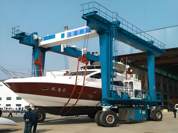 ﻿游艇搬运机如何实现狭小空间内的灵活作业