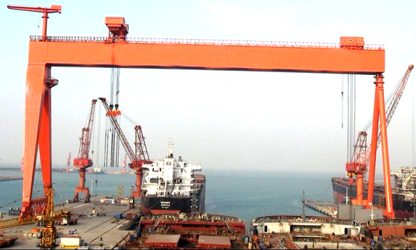 造船龙门吊在吊装超重分段时需注意什么