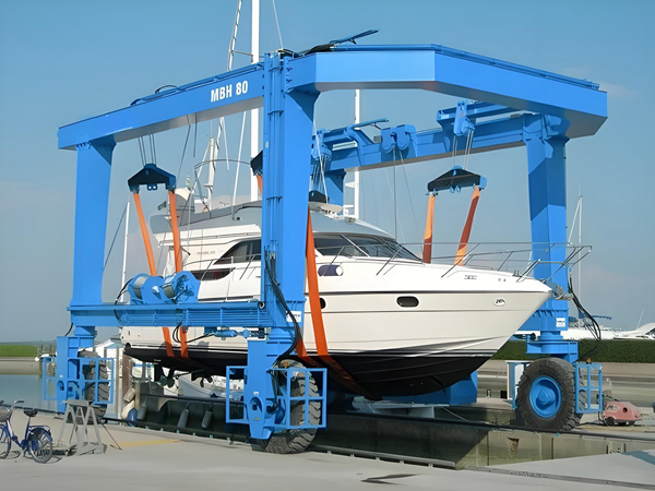 游艇搬运机为何能承受超高载荷且具备高弹性