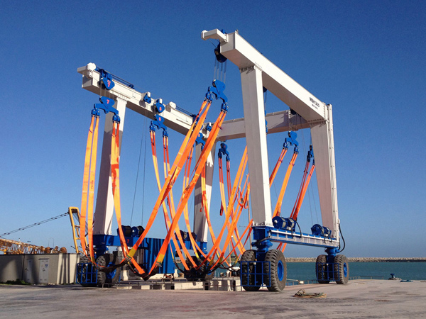 游艇搬运机在斜坡船台上作业时如何防止溜车