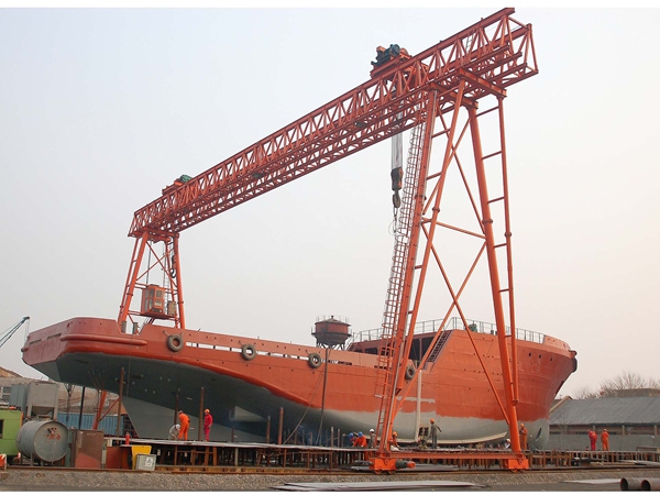 江苏泰州临江沿海厂区造船龙门吊工作有何讲究